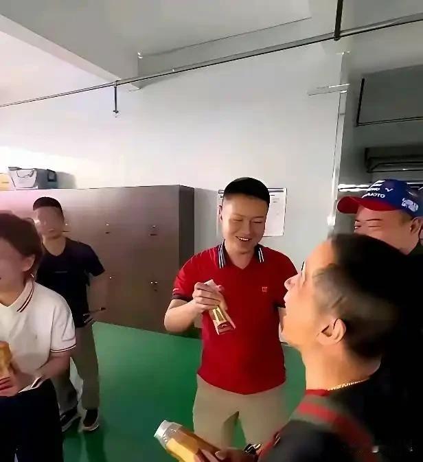 东鹏的市值这次蒸发20亿，最受影响的并不是创始人，而是那些把全部身家压在东鹏的中