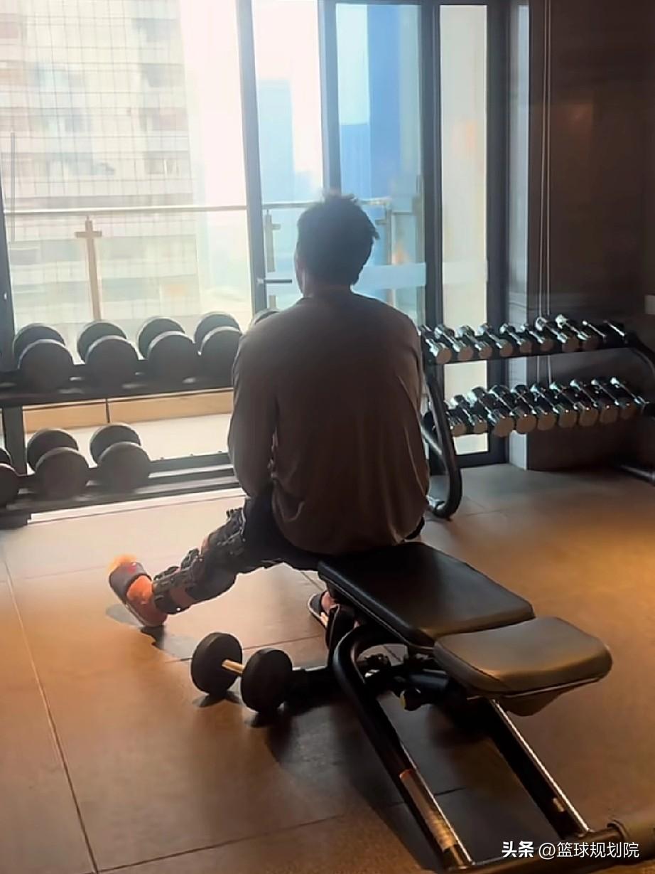 郭艾伦带着受伤的腿依旧努力训练！

郭艾伦目前已经完成了韧带手术，处于恢复阶段，