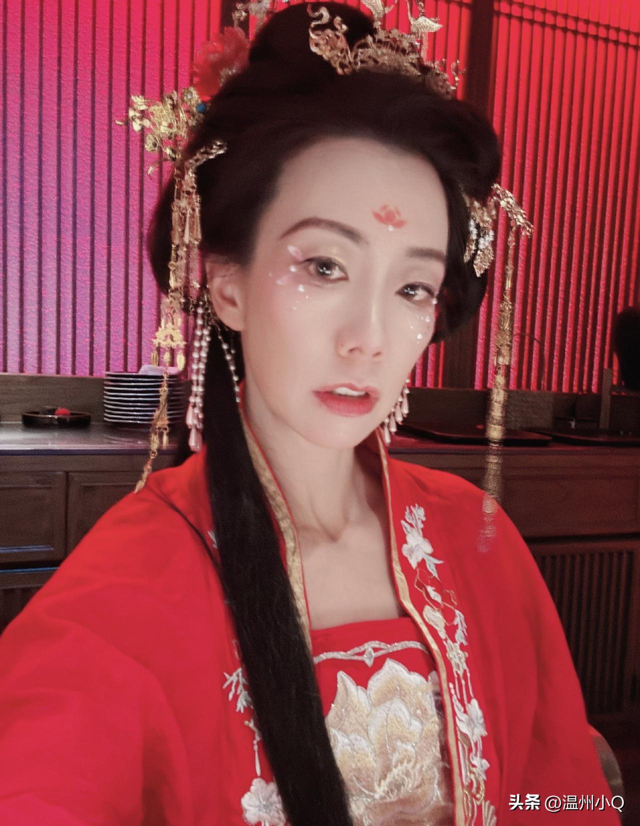 吴辰君穿汉服尝试古装造型，这么多年过去了，我依然无法忘怀她演绝世美女孔慈。说实话