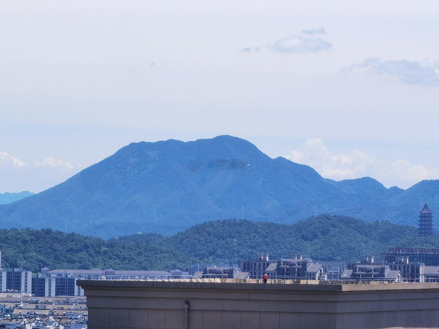 秦望山，秦始皇南巡时曾登上此山，东望大海而得名。该山为一座死火山，也是越城区境内