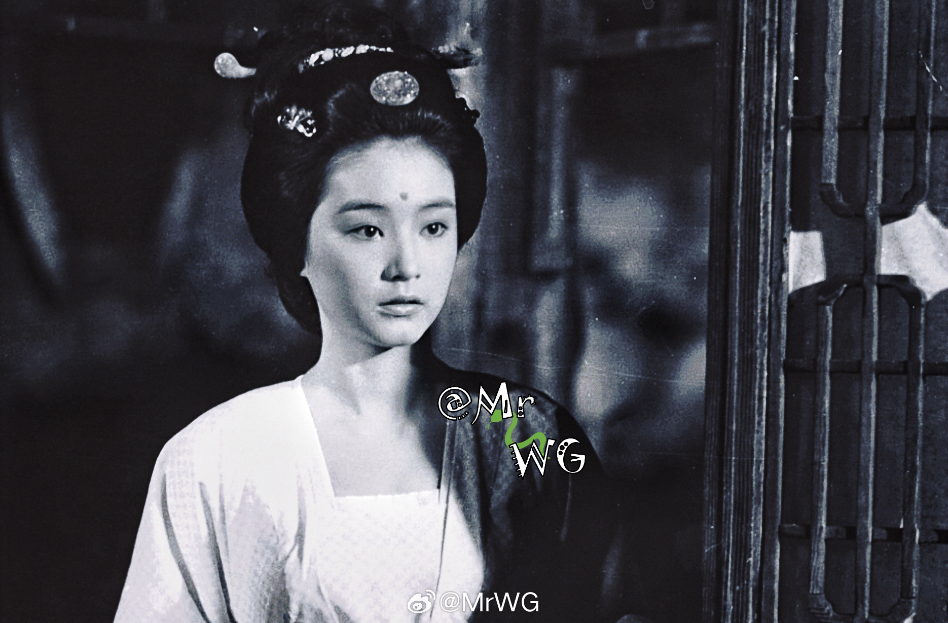 林青霞剧照拾遗 废园夜静，琴声幽幽，她白衣轻扬，目光含露，眉间一颗朱砂痣，是鬼也