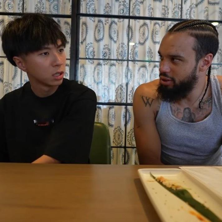 狄龙被问到哪位NBA球员打球脑子不太灵光？他回答：“我直说了啊，实话实说。这人本