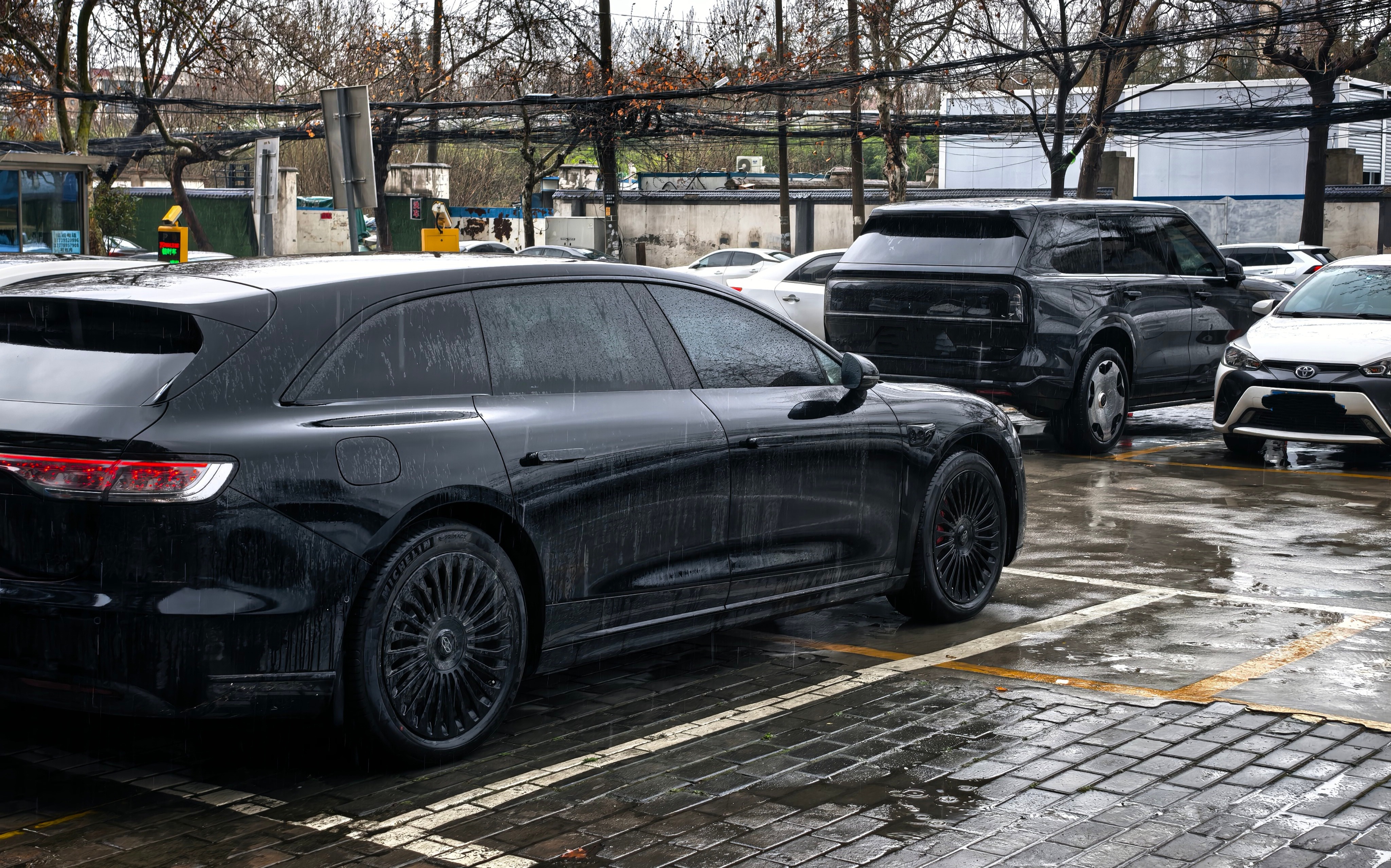 偶遇一辆极氪9X，享界S9T同框了。极氪9X其实有点方盒子的感觉，外观很魁梧，大