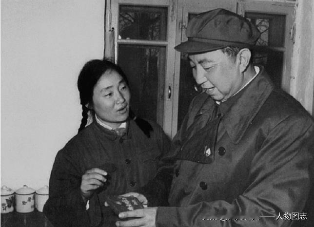 1977年4月19日，华国锋视察大庆采油四部时，女采油工把精心绣制的针线包送给华