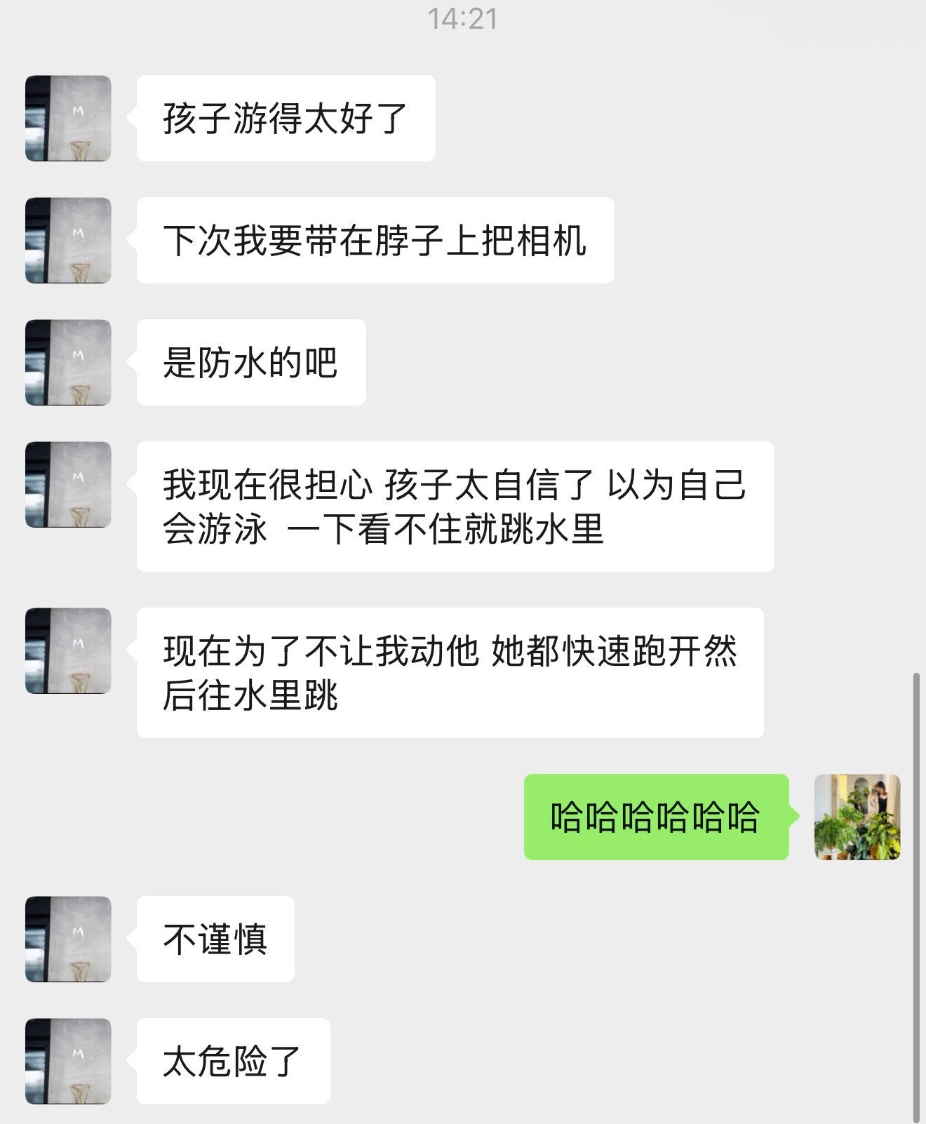 别人家孩子下水：因为会游泳。我们家孩子下水：为了不被妈萌捉住，迅速跑开跳入水中。