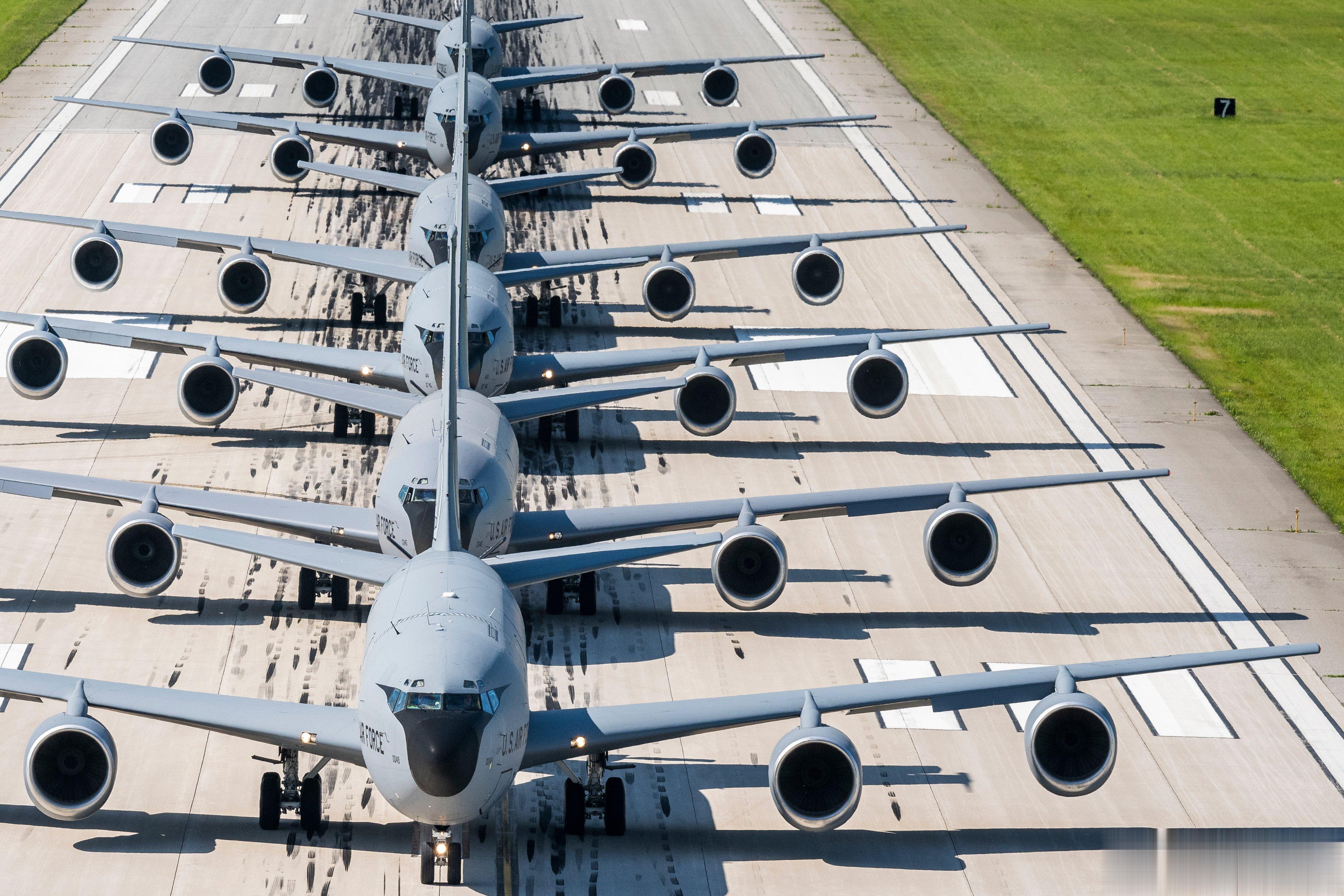 6架第171空中加油中队的KC-135在密歇根州空中警卫队塞尔弗里奇基地大象漫步