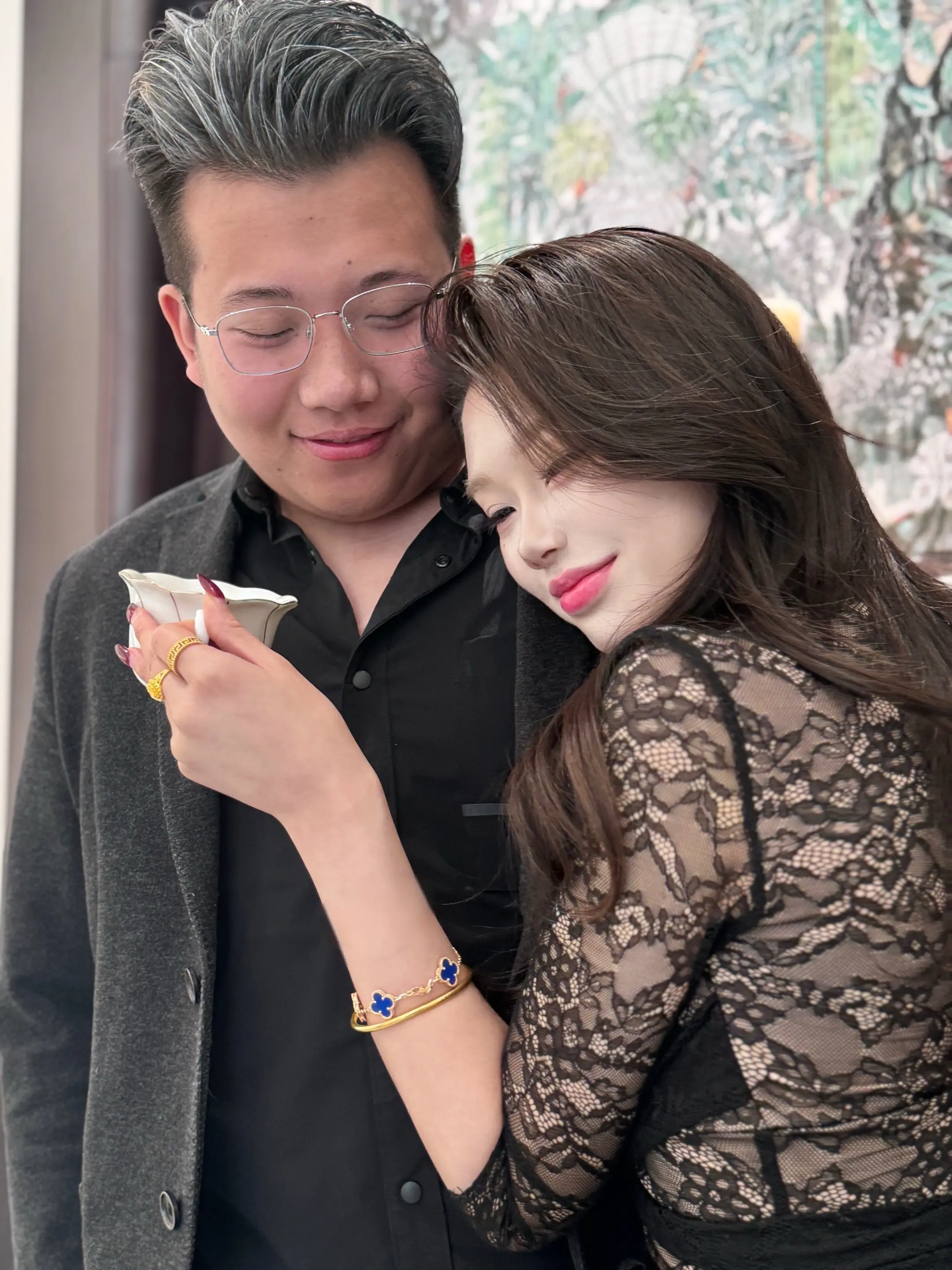 她还太小了 有点孩子气 可能还是爱玩 我可以给她时间 我可以自己难受消...