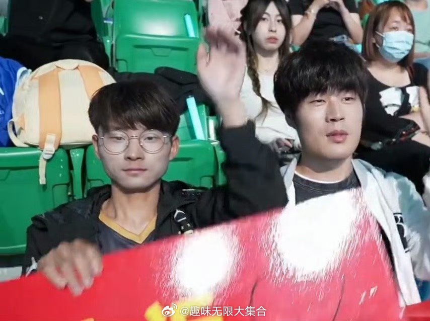 #theshyfaker同框#哈哈哈！确实没什么不同啊，粉丝们真是太会整活了！#