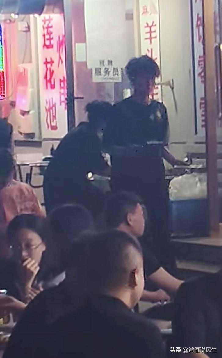 暑期打工的孩子，半夜了还在端盘子，这个妈妈偷偷的把孩子打工的画面照下来，她说心疼