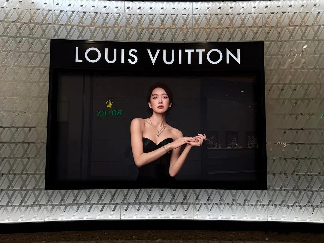 美女代言人LV大地广来了2026新年第一天就登上了14个城市！🥰🥰 