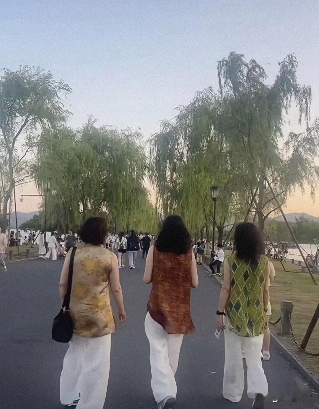中国阿姨为何爱穿白裤子
您知道原因吗？
我个人感觉爱穿白色裤子的女人一定是勤快的