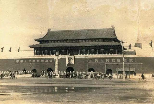 1969年，中央下令拆掉天安门重建。工人拆到屋脊正中间的时候，挖出了一个三十厘米