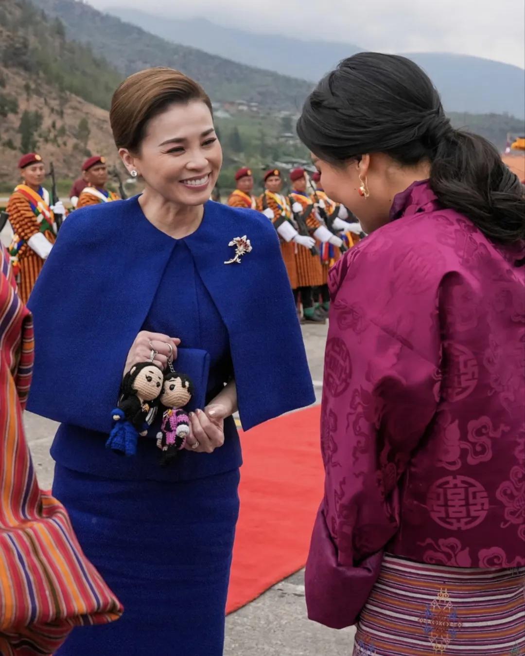 泰国苏提达王后访问不丹时，粉丝赠送给她两个小玩偶。她是爱不释手，随身手提玩偶不放