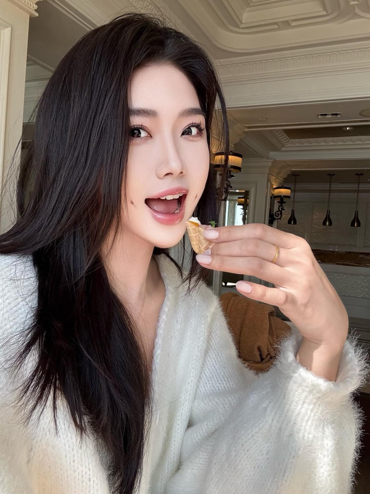 笑语盈盈暗香来，轻咬酥饼意悠哉