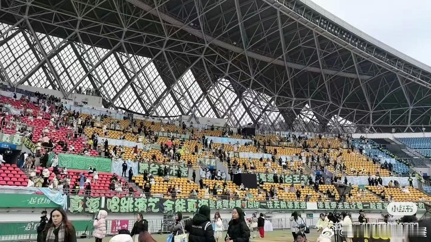 张真源六周年演唱会粉丝已经早早的在栏杆挂了绿色灯牌，而且每一条都好长！今晚是不是