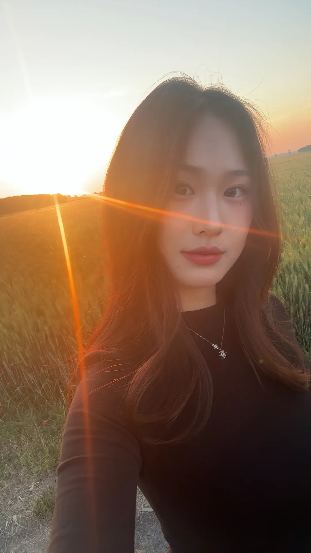 别装了，你的眼神早就出卖了你。 