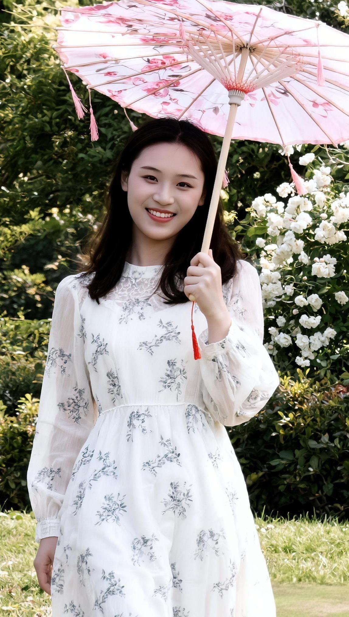 晴光织就碎花香，
裙角风牵软日长。
野径桥边樱下立，
一身花影入清江。
碎花裙 