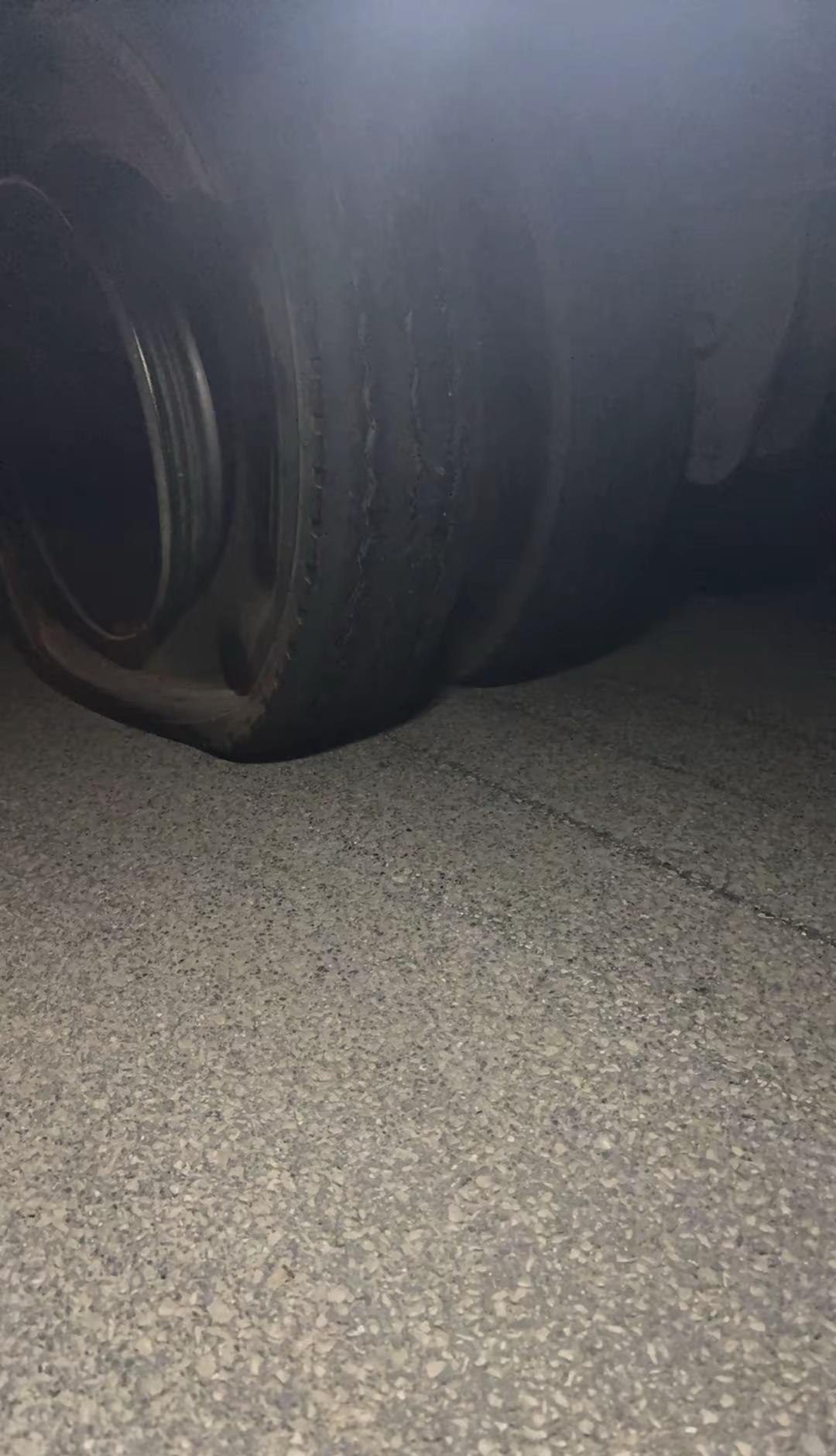 今天晚上加班给你们讲一根废铁和两条轮胎的故事。