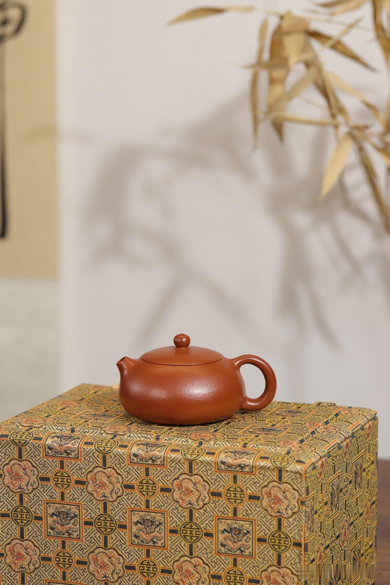 扁西施 | 精品
原矿朱泥丨容量150cc
壶体微扁，憨态可掬，尽显质朴厚重之美