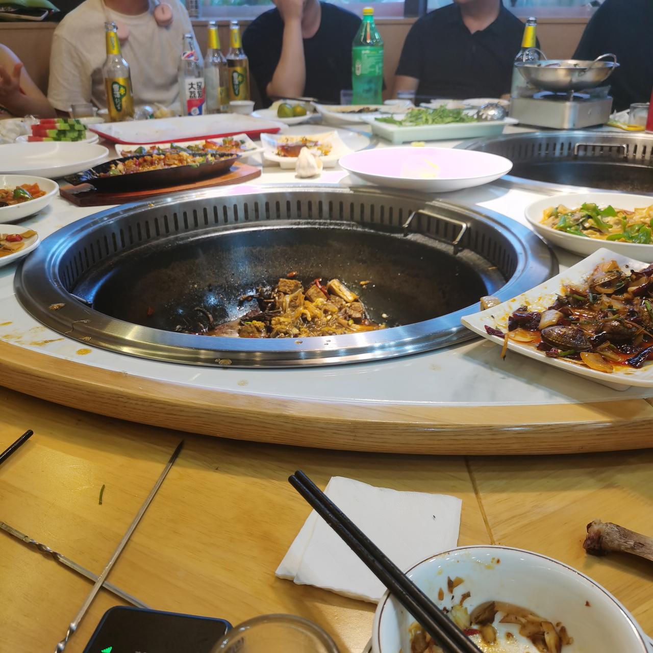 一桌人吃着饭，看着世界杯，为各自猜的球队喝彩
也是这个炎炎夏日的一大乐事