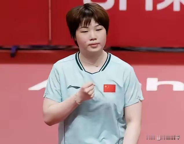 笑不活了！蒯曼3:0拿下伊藤美诚之前，看到教练席背后的莎莎在干嘛了吗？
孙颖莎已