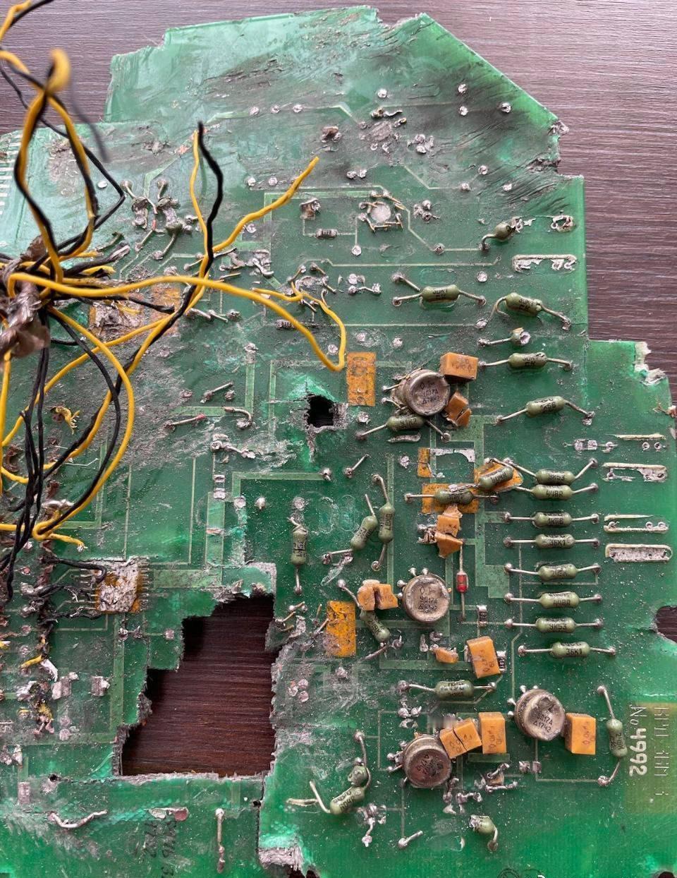 俄国人的动手能力真强。
（图一）俄乌战场上，乌克兰人曝光的俄军军用电路板，这飞线