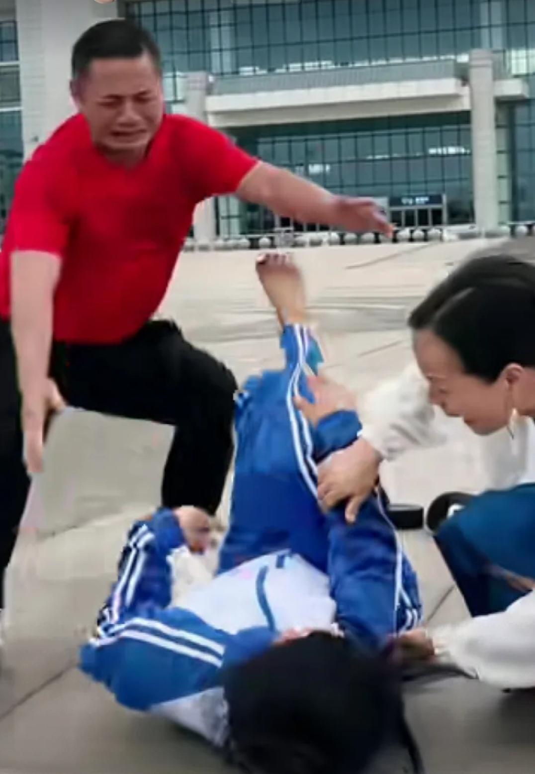 婚姻不易，三思而后行
刷到一个视频，看的心都碎了
本来是好好的过完年，一家三口去