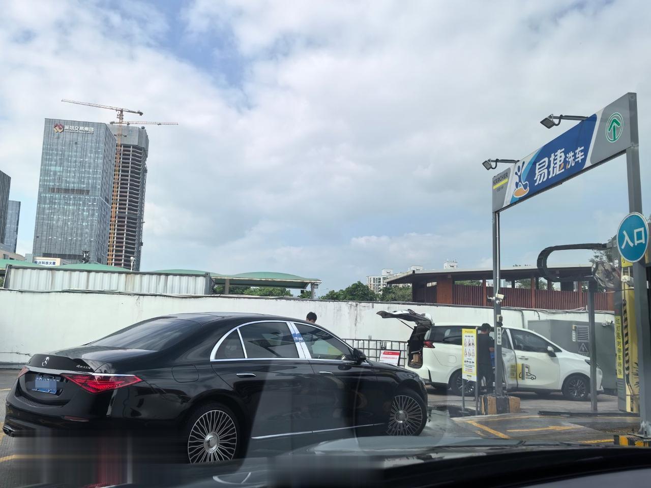 奔驰S500 也舍得用自动洗车机，是个狠人。[吐舌]