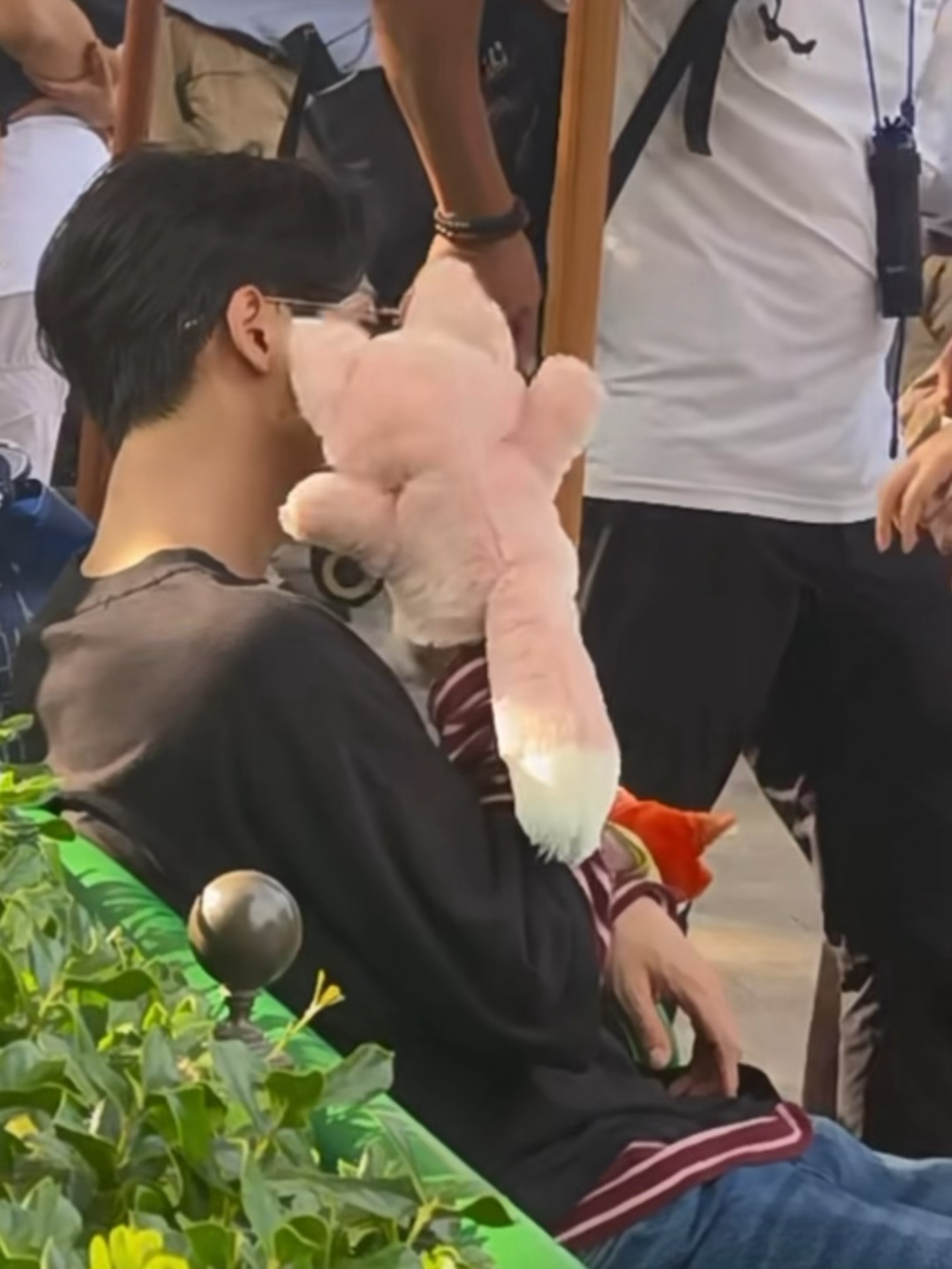 牛逼我要魂穿[微笑] 此男就这样拿手偶往自己脸上贴贴 ​​​