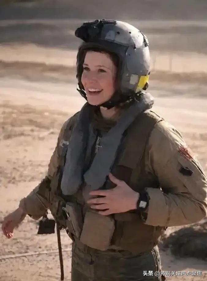 这美军飞行员飞机被友军科威特击落还能笑，估计有他自己的想法。跳伞成功就意味着捡回