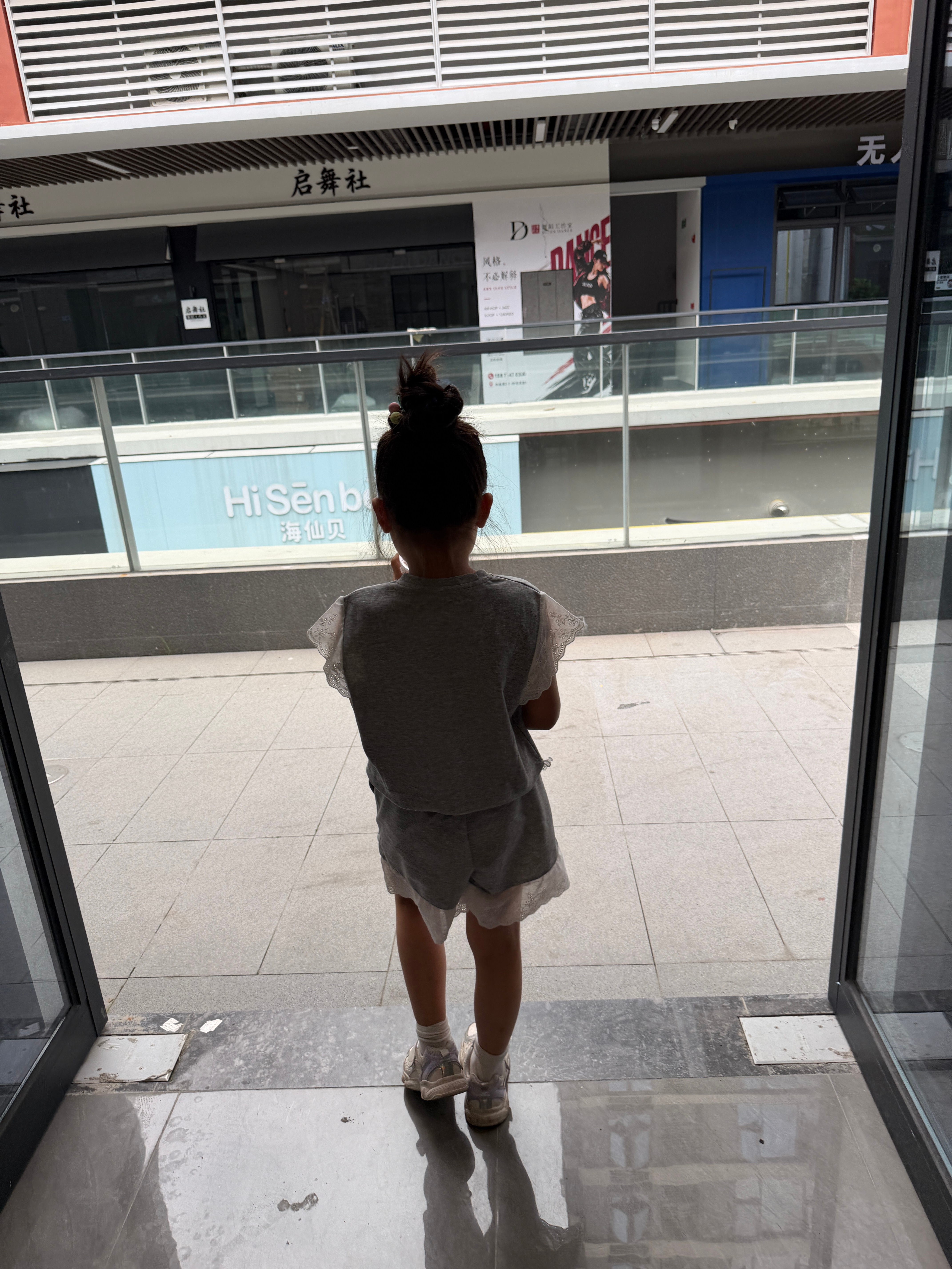 大言不惭觉得，带两个出门习惯，带一个娃出门真的轻松很多。 