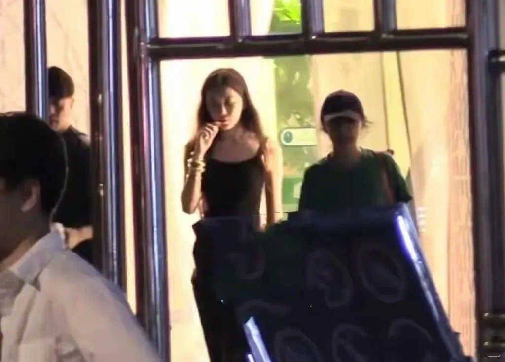 19岁李嫣抽电子烟最像王菲的是她小女儿李嫣！近日，李亚鹏带着李嫣与好友聚会，看一