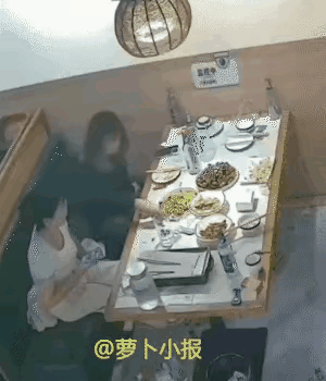 河北烧烤店两女将剩菜狂倒在桌子底下，嬉笑离去，真没教养，同事说她平时就这德行。