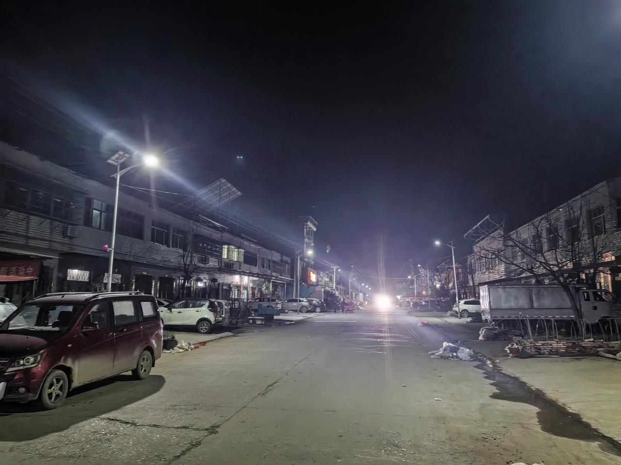 转眼间大年初一已到晚上，灯火通明的街道上一片静寂，只有远处偶而响起的烟花爆竹声暗