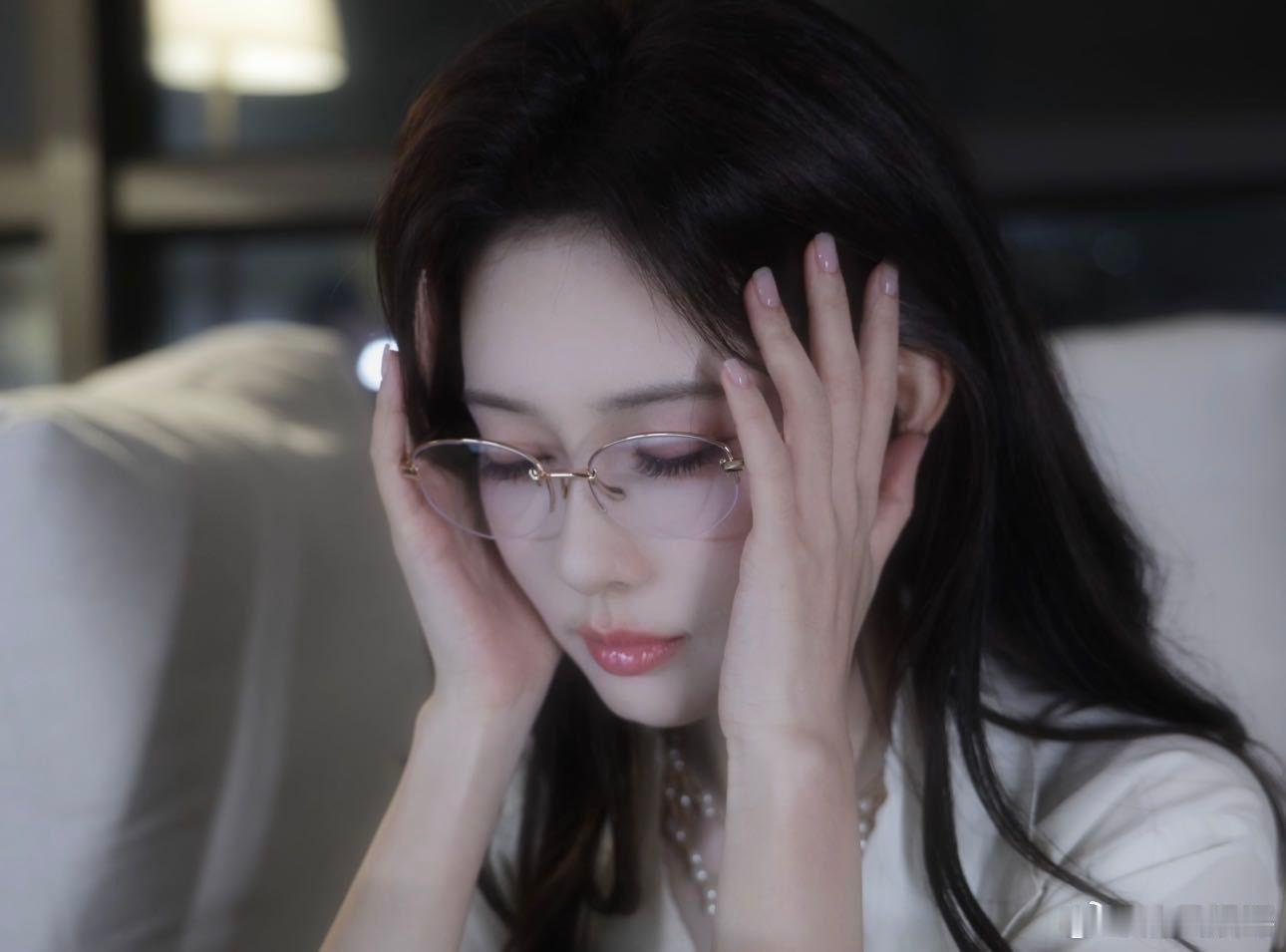 孟子义细框镜美成啥了真的要被这样的孟子义给美到了，细框眼镜这高智的感觉直接一整个