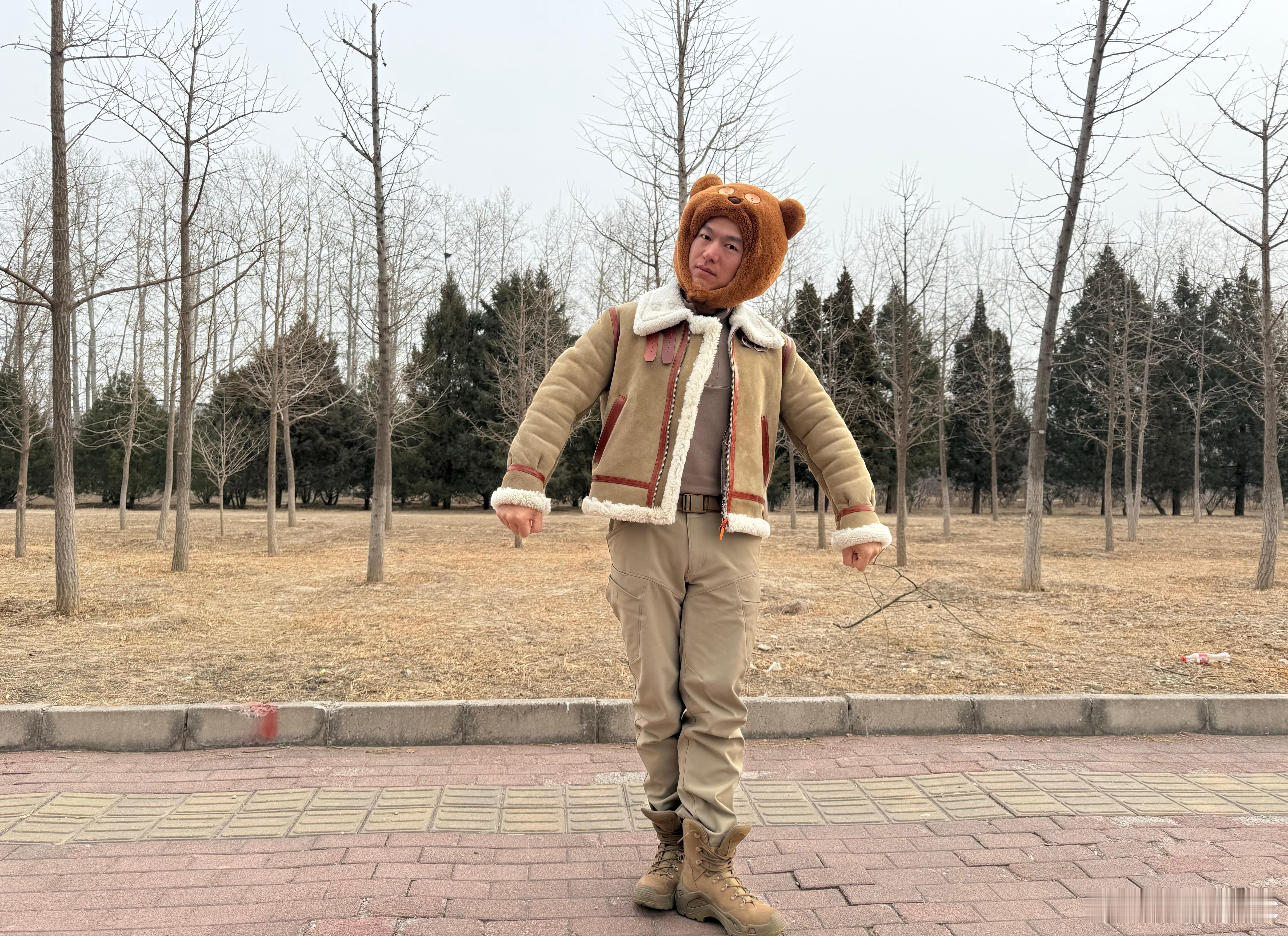 带娃去吃汉堡，一进去发现一个小朋友盯着我，估计是我有个熊头，然后我把熊头摘下来，