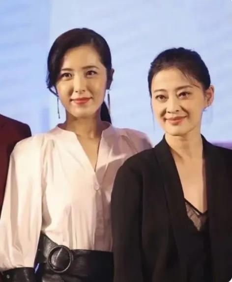 左边这位美女是谁啊！五官精致，优雅知性，气质好迷人。看上去比梅婷还要有魅力，才貌