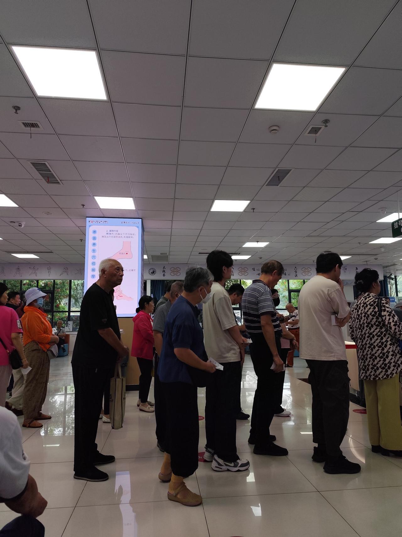 老年人看病着实不易，他们不熟悉电子产品，只能老老实实排队、检查，晕头转向地四处寻