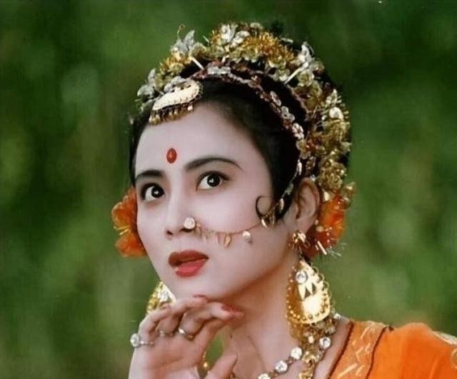 1999年，李玲玉嫁给犹太富豪杰瑞，新婚夜，李玲玉开玩笑地说“你就不怕我嫁给你之