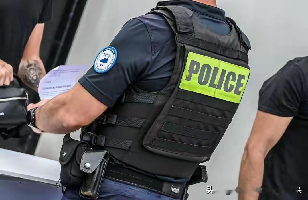 法国19岁少年遭枪杀全程直播引震惊！母亲崩溃痛哭，8人被捕背后暴露社会隐忧

—