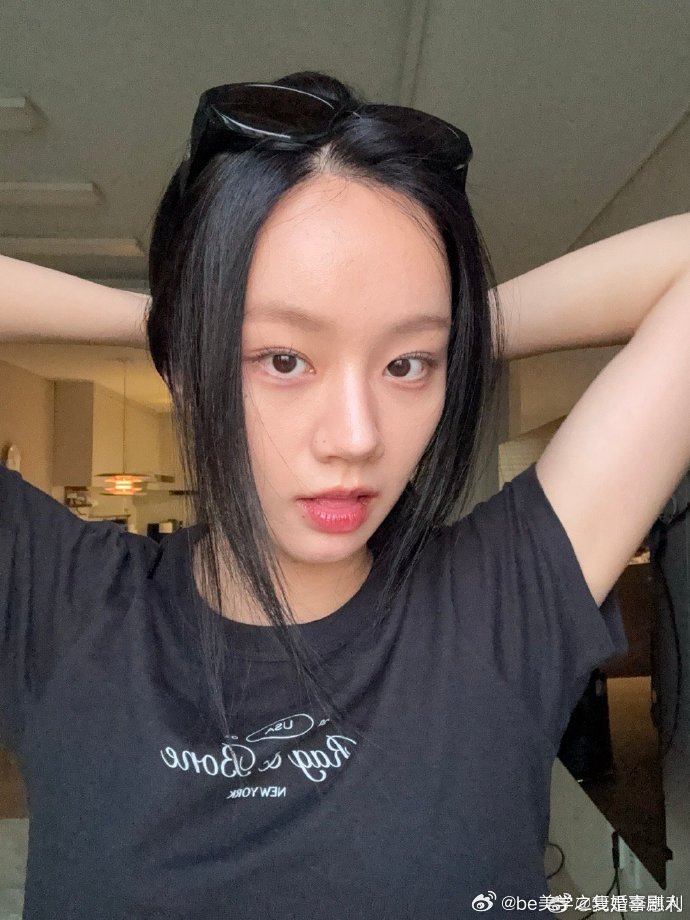 李惠利有中文键盘李惠利用的是26键 李惠利熟练用 26 键中文键盘打字，指尖在按
