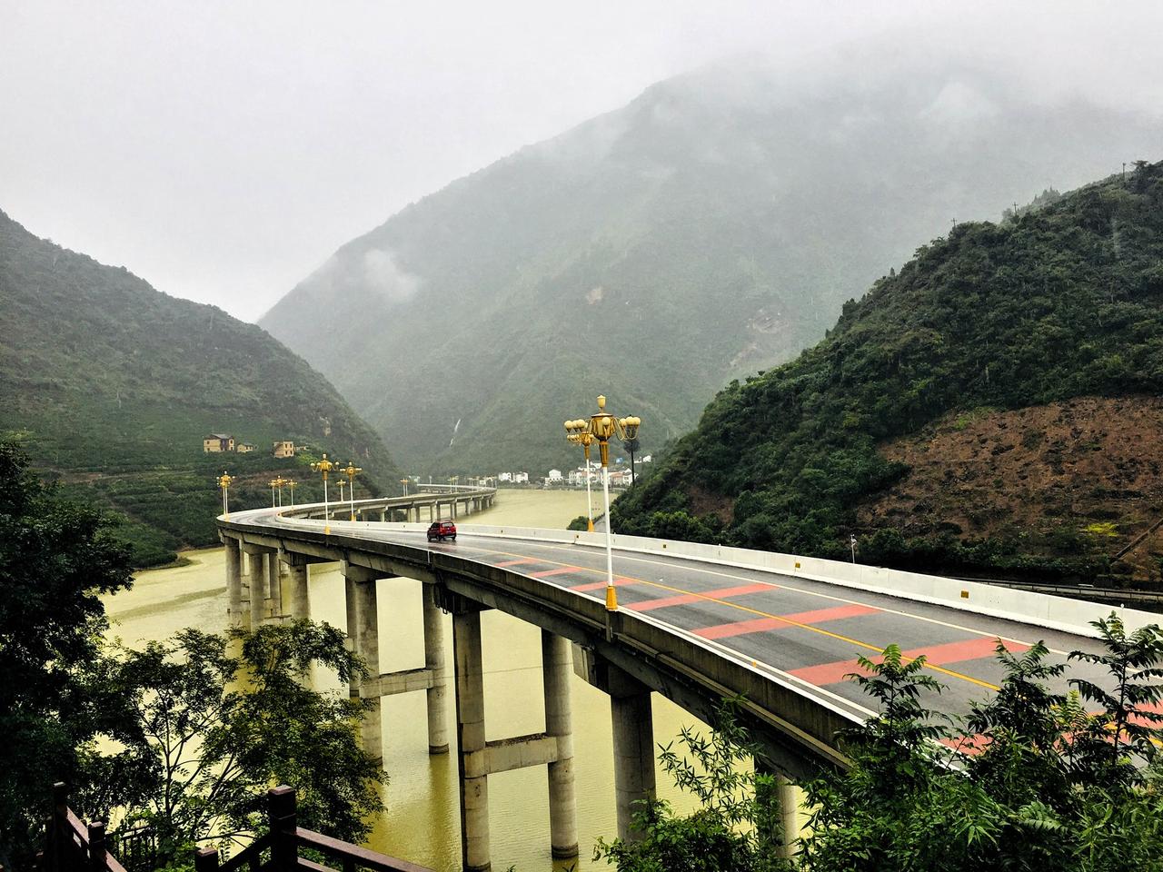 湖北最美水上公路（古昭公路）
很多人叫它秭归水上公路，实际行政归属宜昌兴山县，紧
