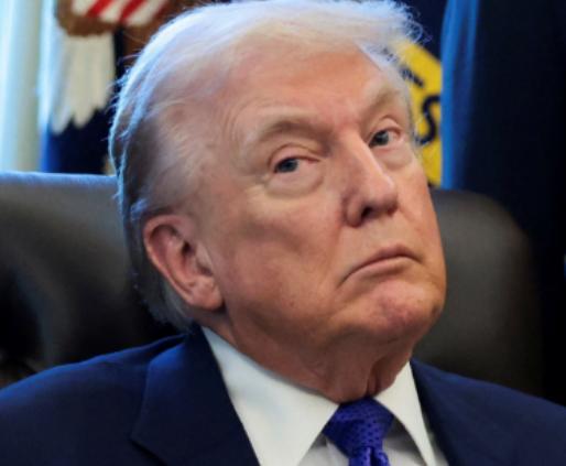 特朗普真的是疯了，他现在已经不把自己当成美国的总统了，而是当成了美国的皇帝。
 