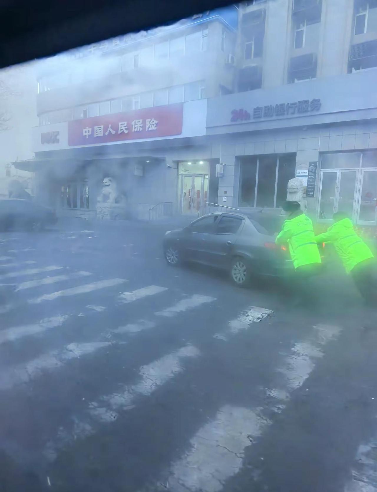 估计是车没电了，好心的交警叔叔