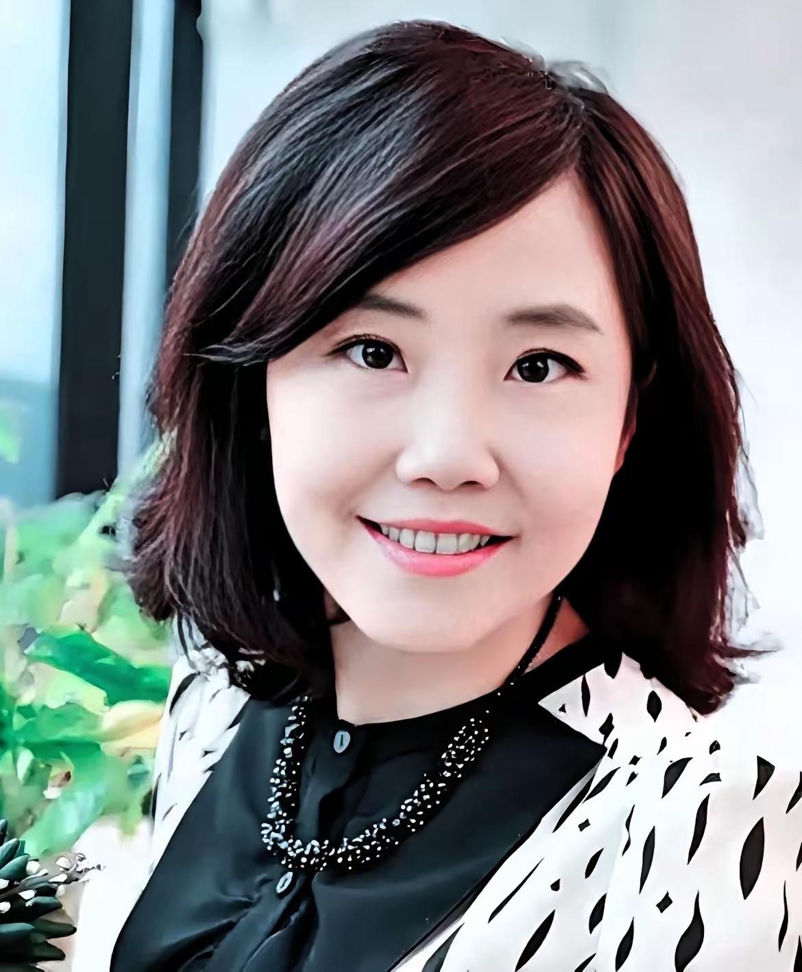 尹乃菁要离职了，但却给郑丽文留下了一句狠话："等妳找到人了，我就走。"

这话听