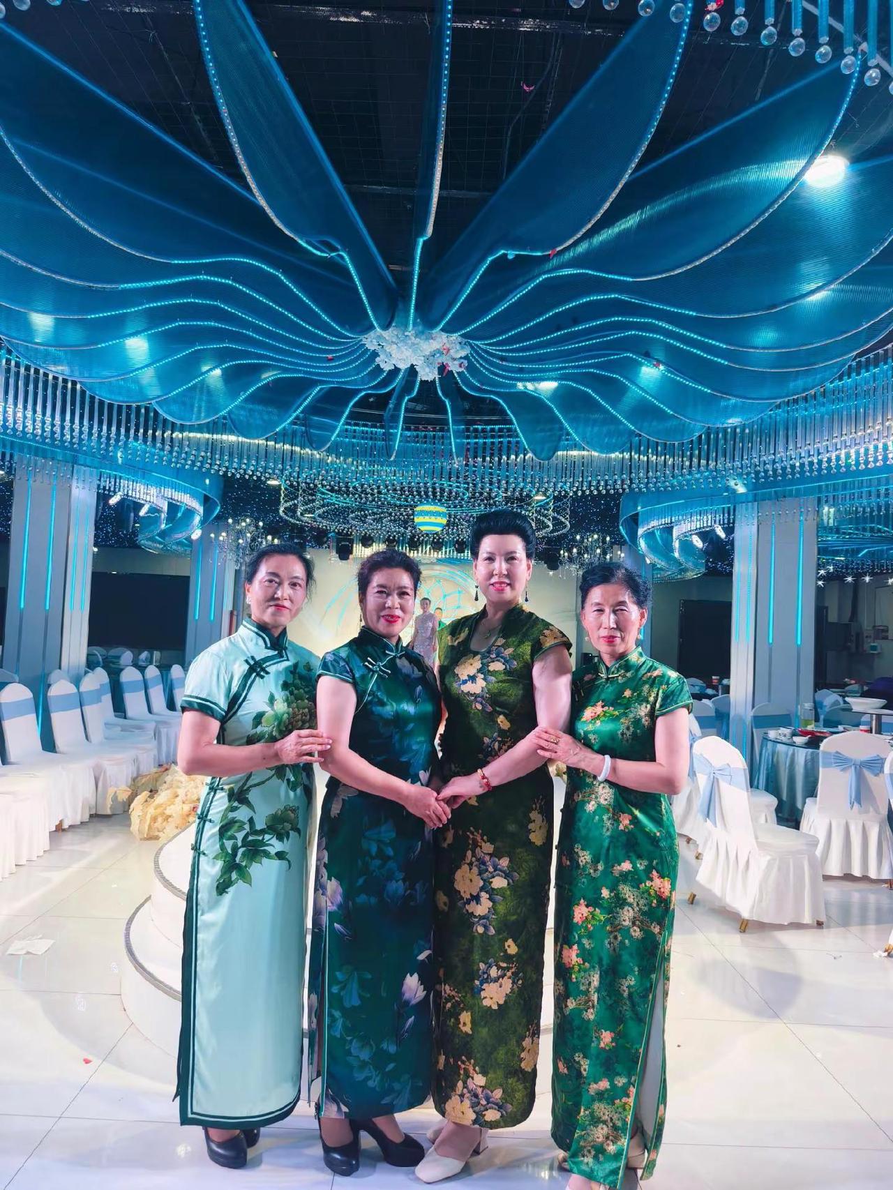舞台上的姐妹们个个美丽动人