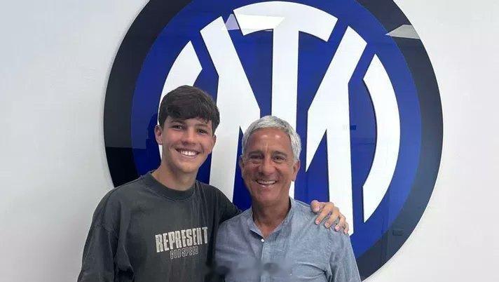 哥仨全是职业球员👬克里斯蒂亚诺·卡尔博尼是瓦伦丁和弗朗哥的兄弟弟，他与国际米兰