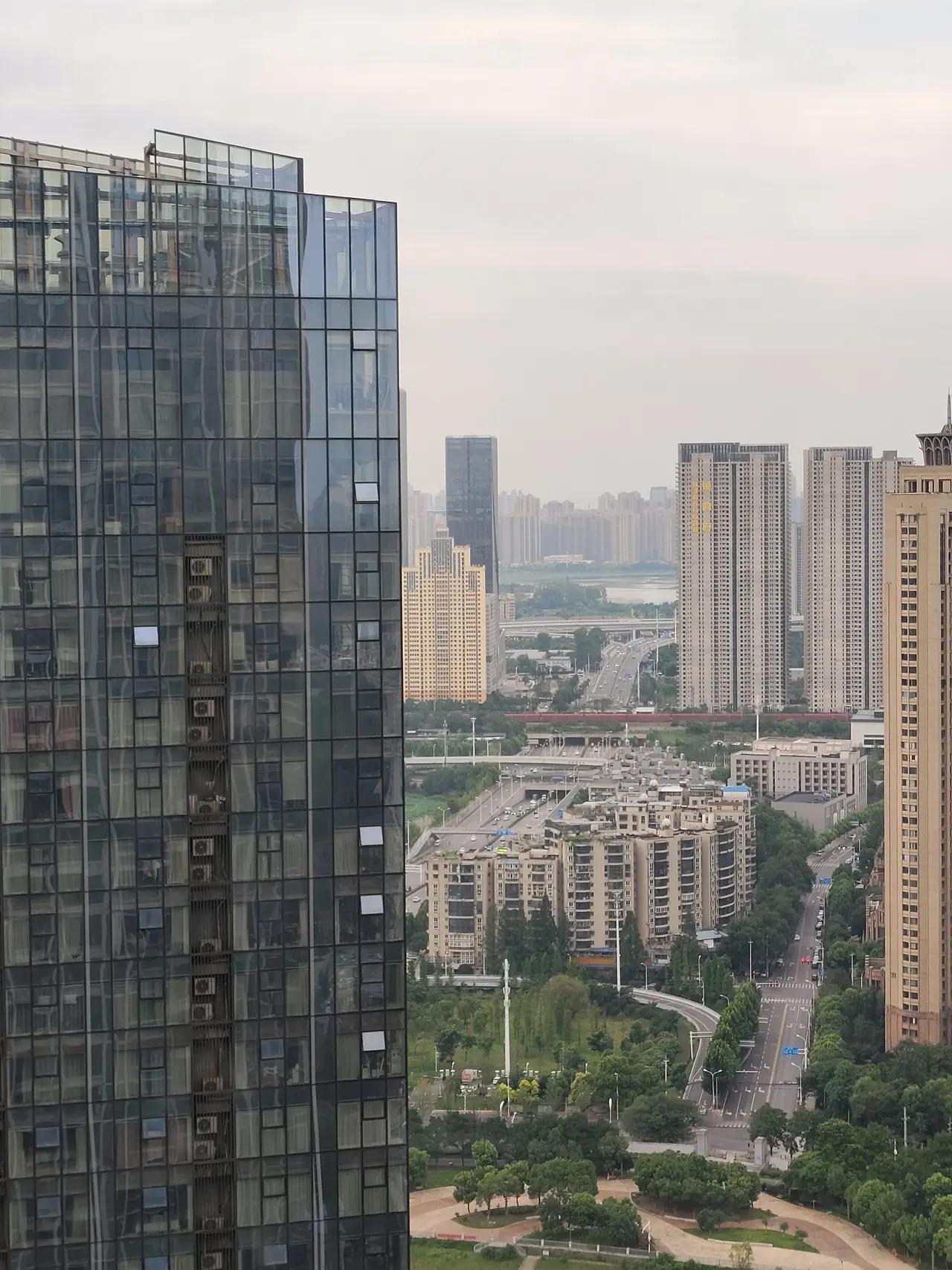 4月1日中午1 .55分我们旅游车经过九峰山陵园。我的老伴就埋葬在此。由于九峰山