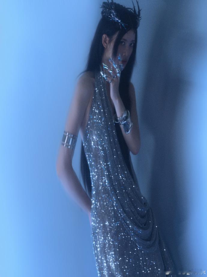 赵昭仪好长的一条人 网友的形容太到位了！赵昭仪时尚之夜的身姿堪称完美，“一条人”