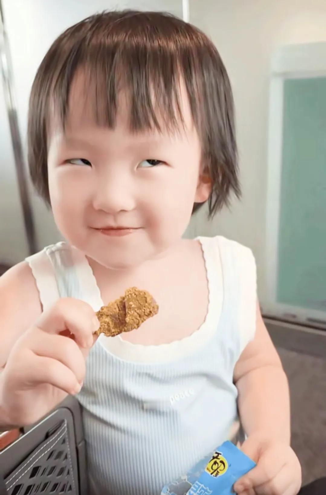王思聪看，你大闺女多可爱，这小表情都快把人把萌化了，不明白你为什么就是不肯认人家